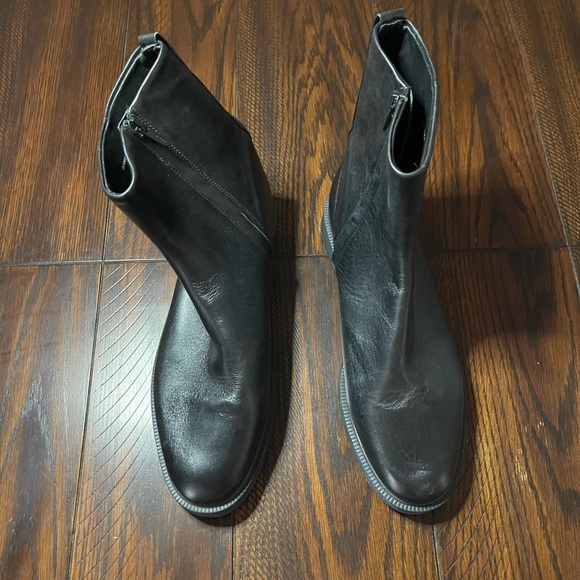 NWOB Vince Black Leather Boots - size 10 - Picture 2 of 7